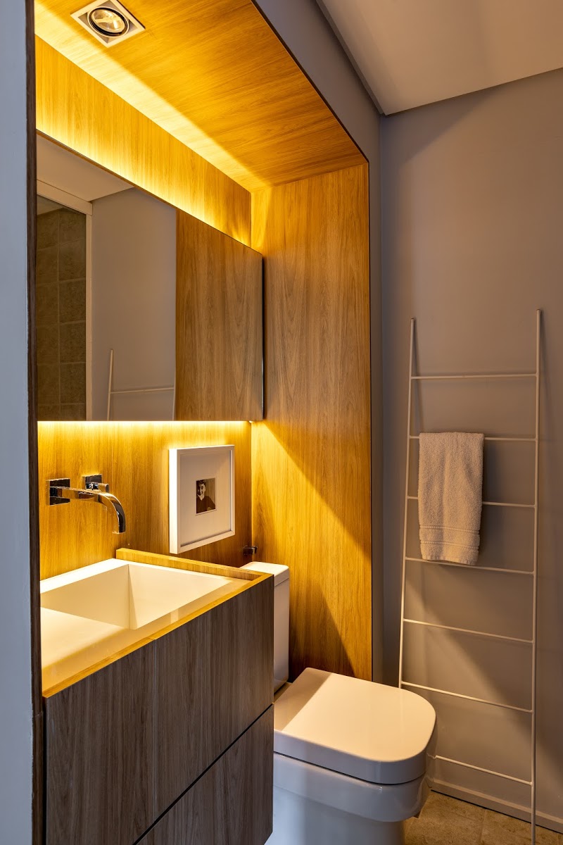 badkamer led verlichting houten wandbekleding