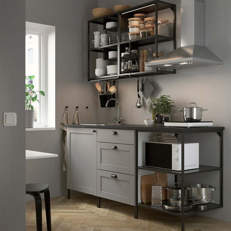 Deze fijne bijkeuken is ingericht met het IKEA ENHET keukensysteem.