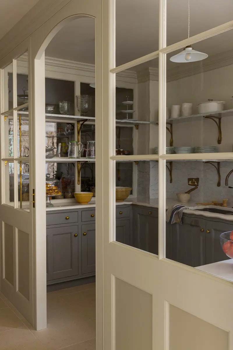 Een geweldig mooi bijkeuken ontwerp van Artichoke, met glazen scheidingswanden tussen de keuken en bijkeuken.
