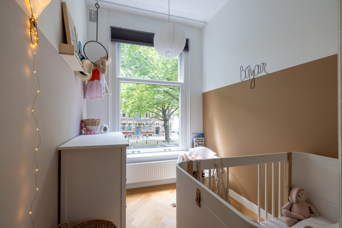 hoge lambrisering verven kinderkamer