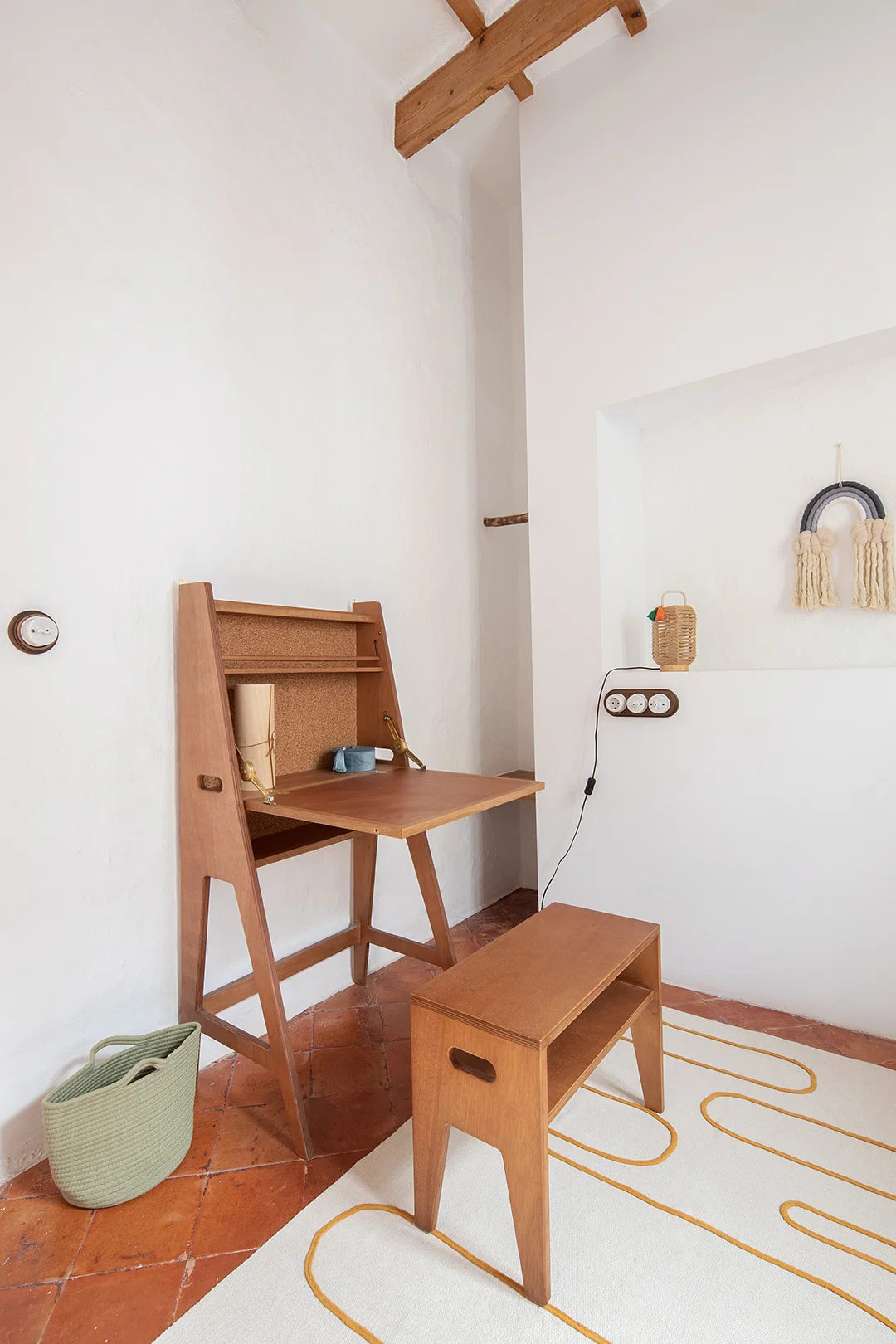 kinderkamer houten bureau rode vloertegels