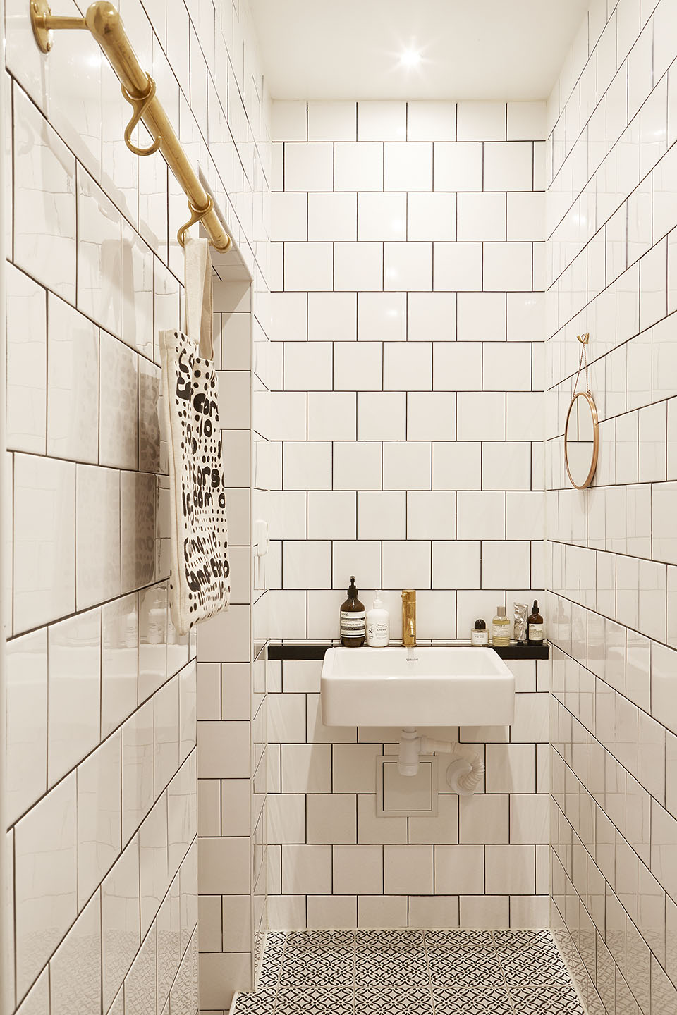 veiling Gezichtsveld Perseus Kleine witte badkamer met gouden details | Inrichting-huis.com
