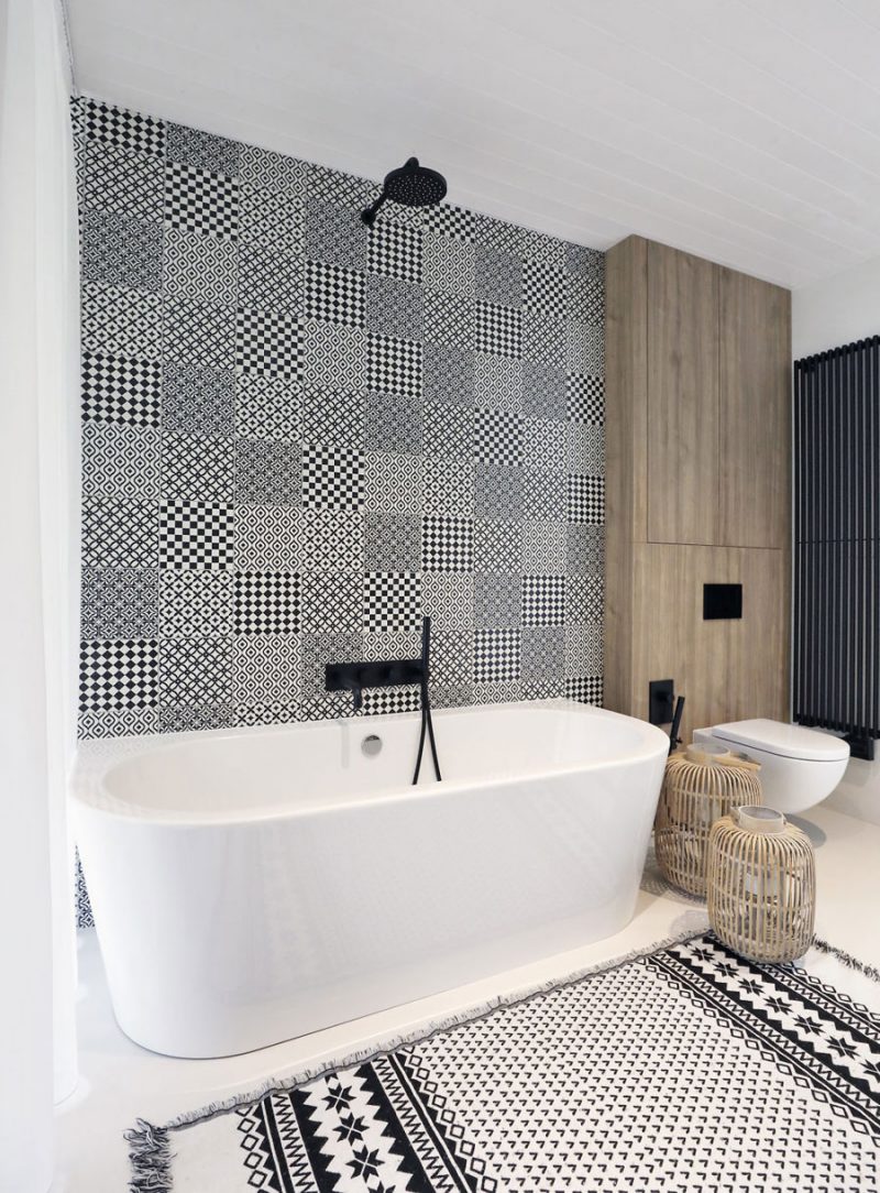 Scandinavisch geïnspireerde badkamer met zwart, wit en hout | Inrichting-huis.com
