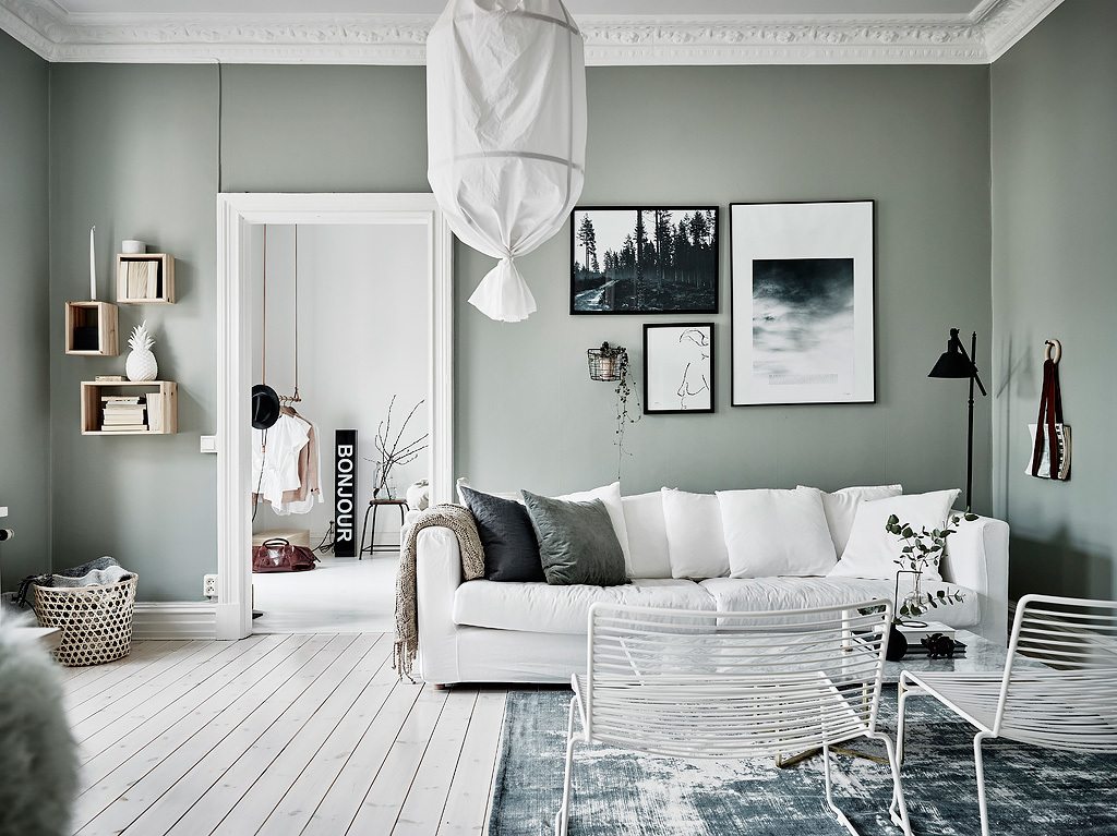 Mooi en klein Scandinavisch appartement met groen-grijze muren |