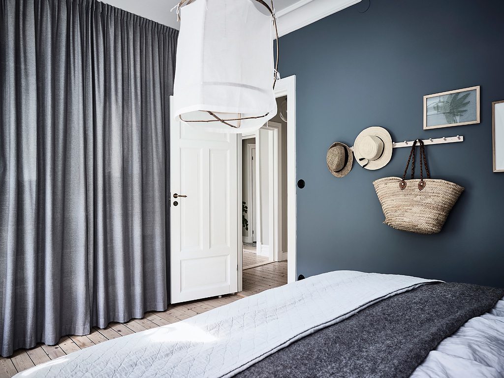 amateur Schelden Mysterieus In deze mooie slaapkamer zijn gordijnen opgehangen vóór de open kledingkast  | Inrichting-huis.com