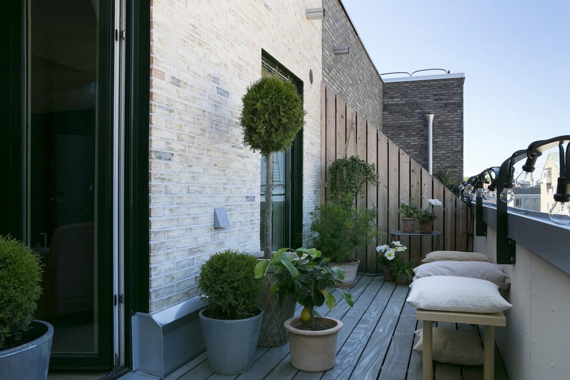 Op dit balkon vind je een super leuke mix verschillende planten in verschillende potten! | Inrichting-huis.com