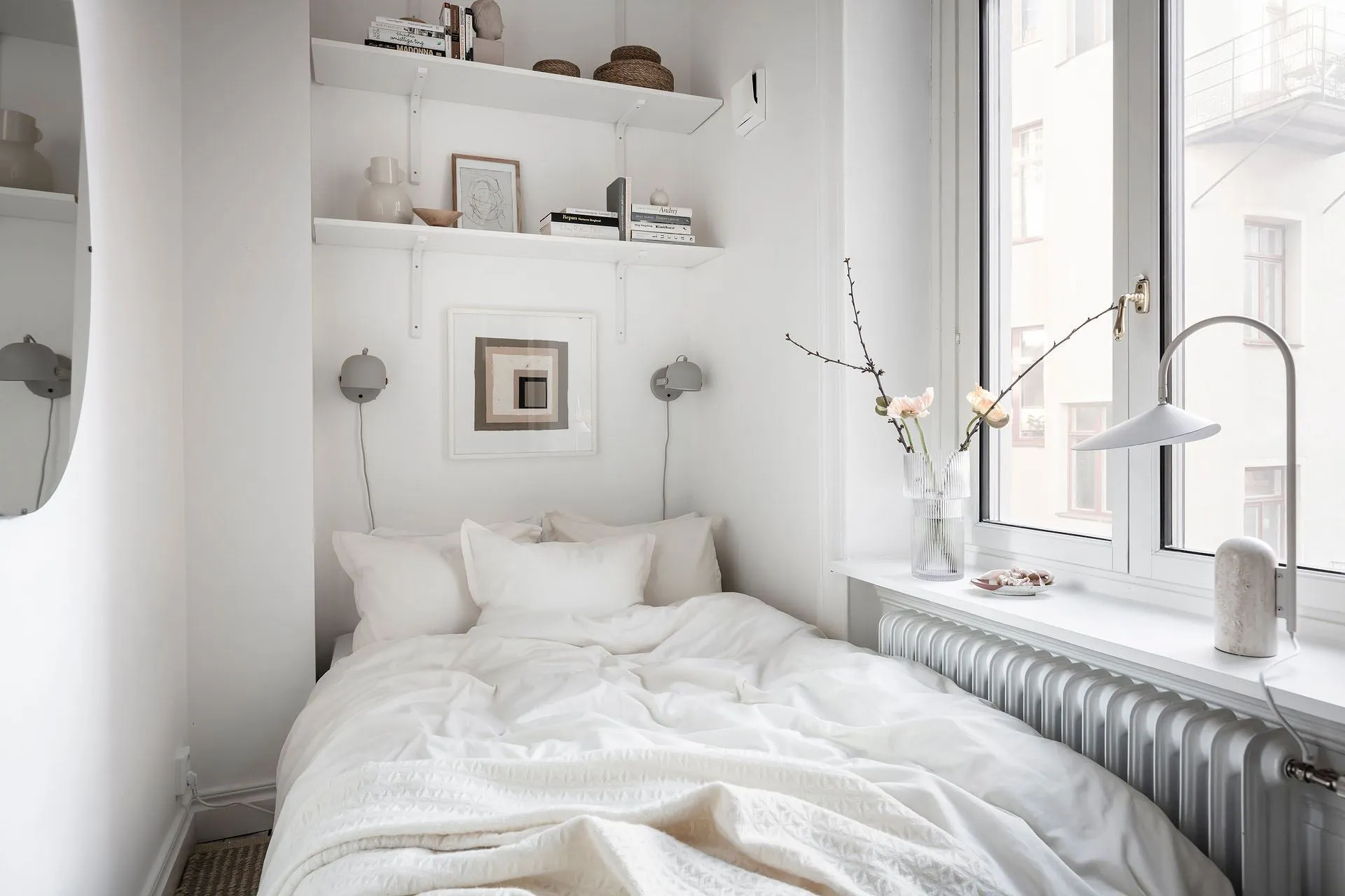 open boekenplanken boven bed kleine slaapkamer