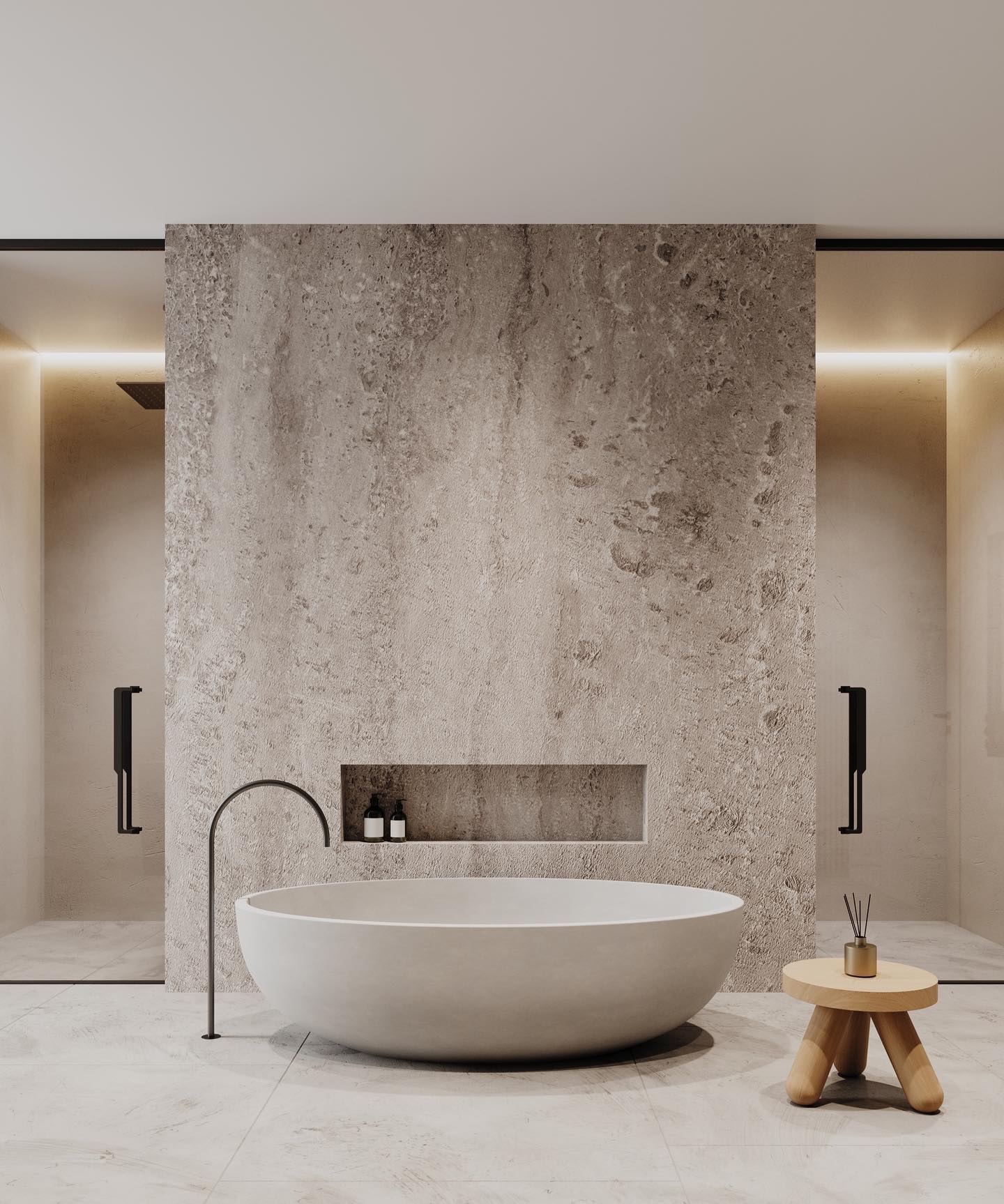 Dit badkamerontwerp is gerealiseerd door Loak Designs, met een prachtig ovaal bad tegen een natuurstenen scheidingswand.