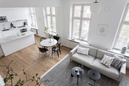 salaris Verrijking Heel veel goeds Ruimtelijke woonkamer met open keuken en trap | Inrichting-huis.com