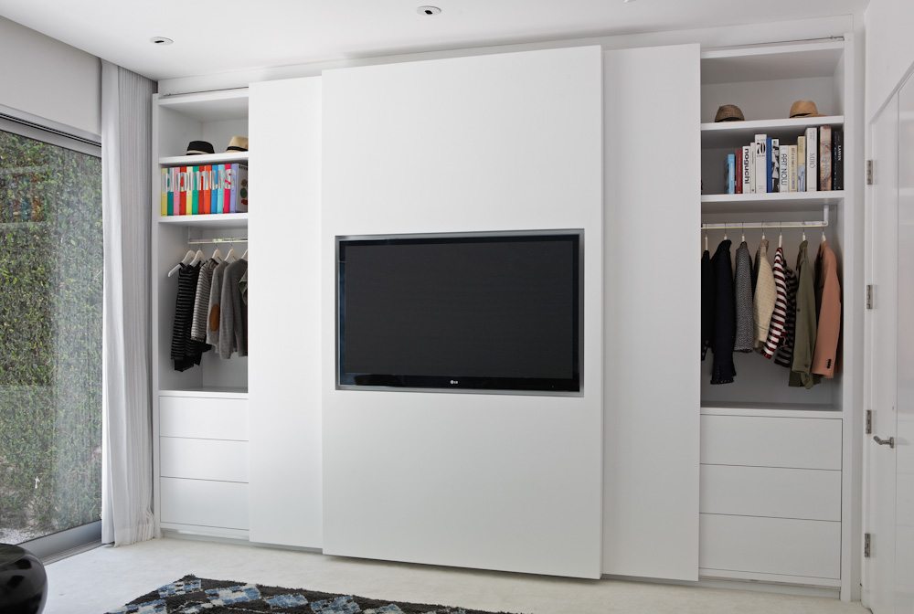 uitvinden mechanisch pauze In de schuifdeur van deze strakke slaapkamer inbouwkast is de TV verwerkt!  | Inrichting-huis.com