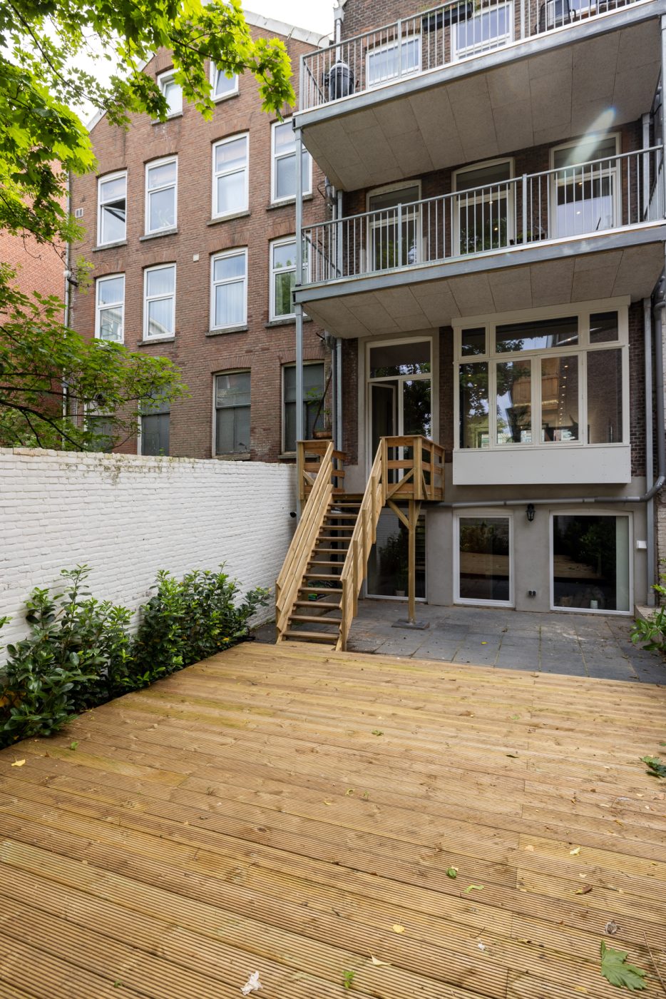 souterrain slaapkamer tuin houten vlonders