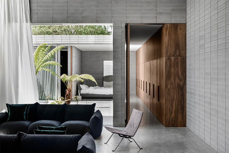 Dit mooie interieur is gerealiseerd door architectuurstudio Ritz & Ghougassian, waar gekozen is voor een betonlook vloer. In plaats van plinten, is er gekozen voor wandtegels aan de wanden. | Fotografie: Fotografie: Tom Blachford