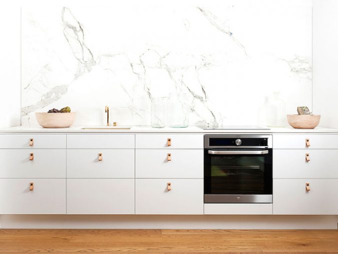 Witte keuken met marmer en goud