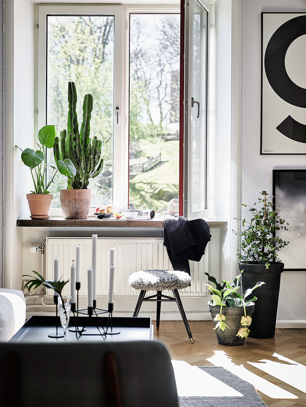 Woonkamer met een mix van Scandinavische en vintage meubels